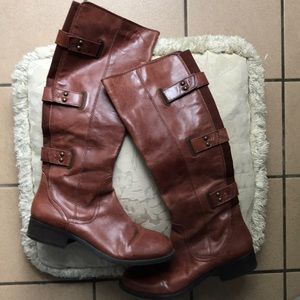 Beautiful brown low heel zipper boots.